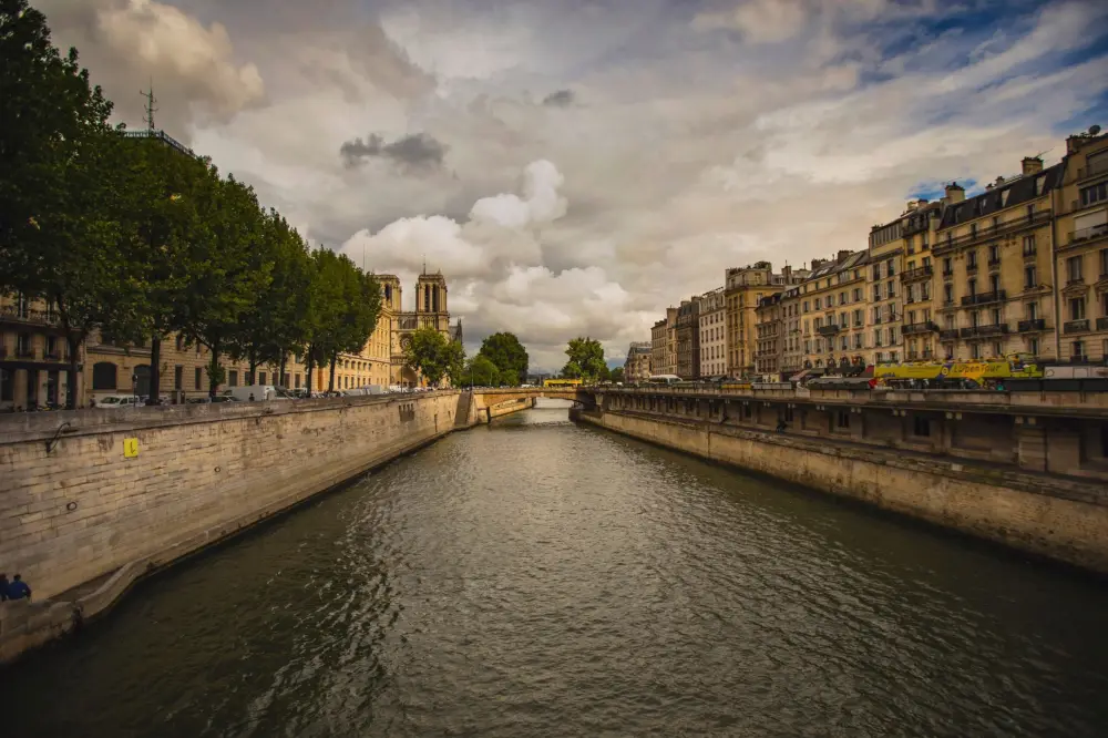 Paris amplia uso do Sena para resfriamento de edifícios