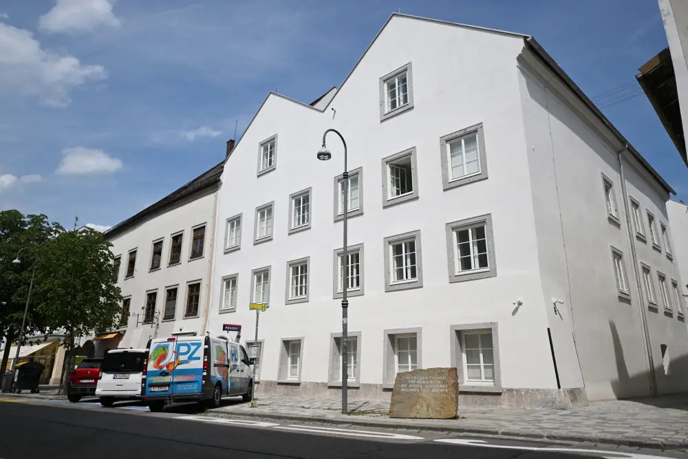 Áustria transforma casa de Hitler em delegacia para evitar 'peregrinação neonazista'; VÍDEO