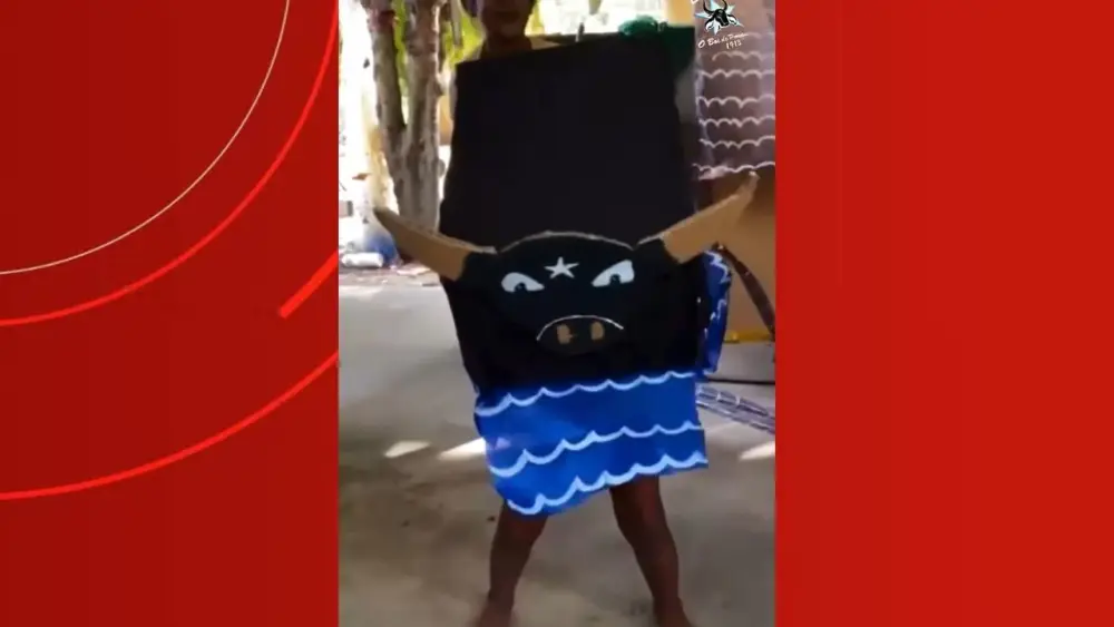 Caprichoso presenteia menina que viralizou ao brincar com boi de papelão; VÍDEO