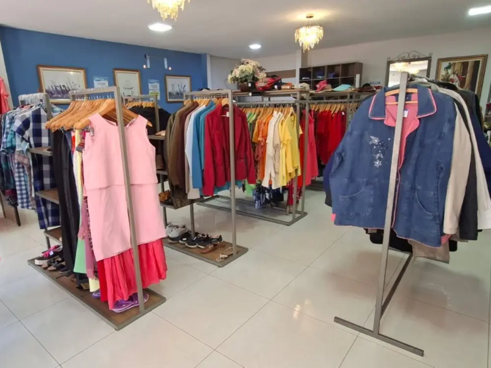 Roupas, sapatos e acessórios por R$ 10: bazar ajuda a manter 90 idosos de asilo