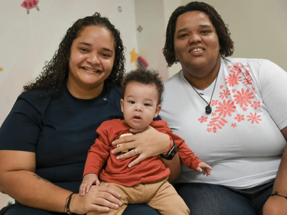 Casal homoafetivo do Acre celebra adoção do filho por meio da entrega voluntária: 'Enche nossos dias de amor'