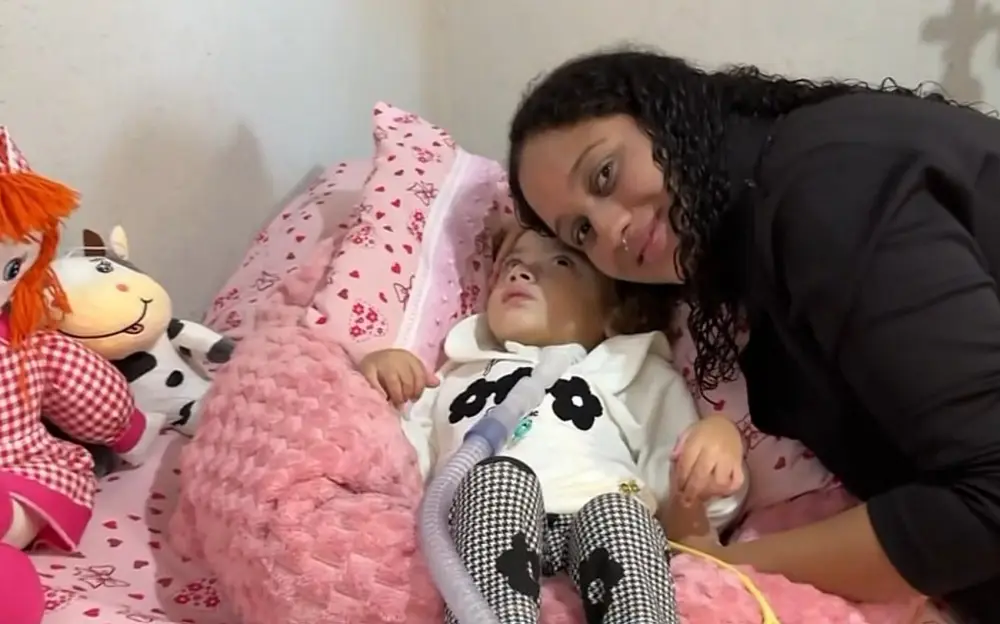 Menina de 3 anos vai para casa após morar em hospital de MG desde que nasceu
