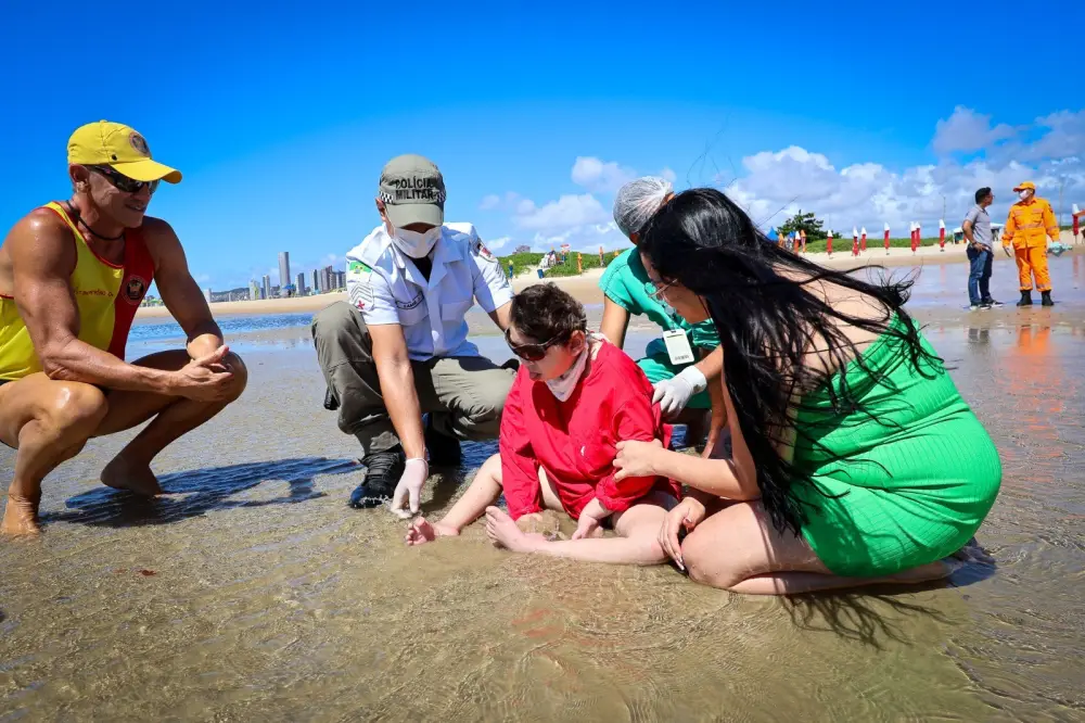 Menino internado em UTI realiza sonho de conhecer o mar em Natal