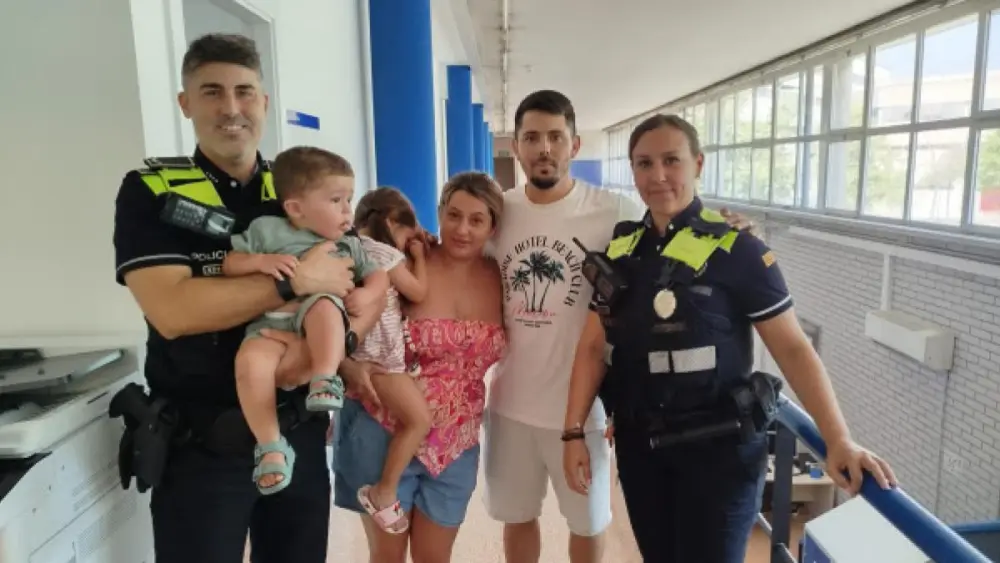 Dos agentes de la Policía Local de El Prat le salvan la vida a un bebé que se ahogaba