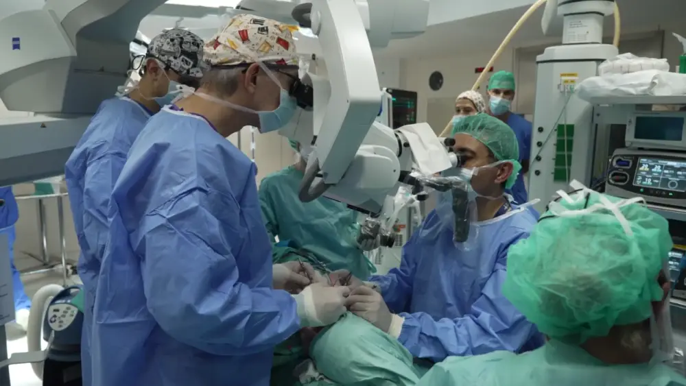 Completado con éxito el primer trasplante entre personas con VIH vivas en España