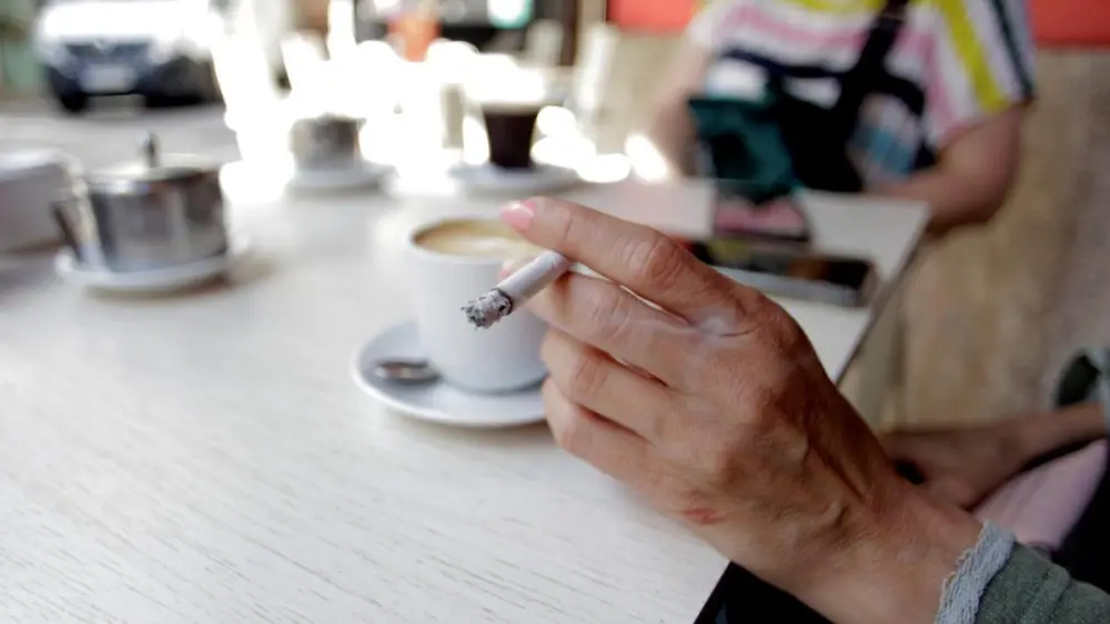 Sanidad prohíbe fumar y vapear a los menores bajo multas de 200 euros