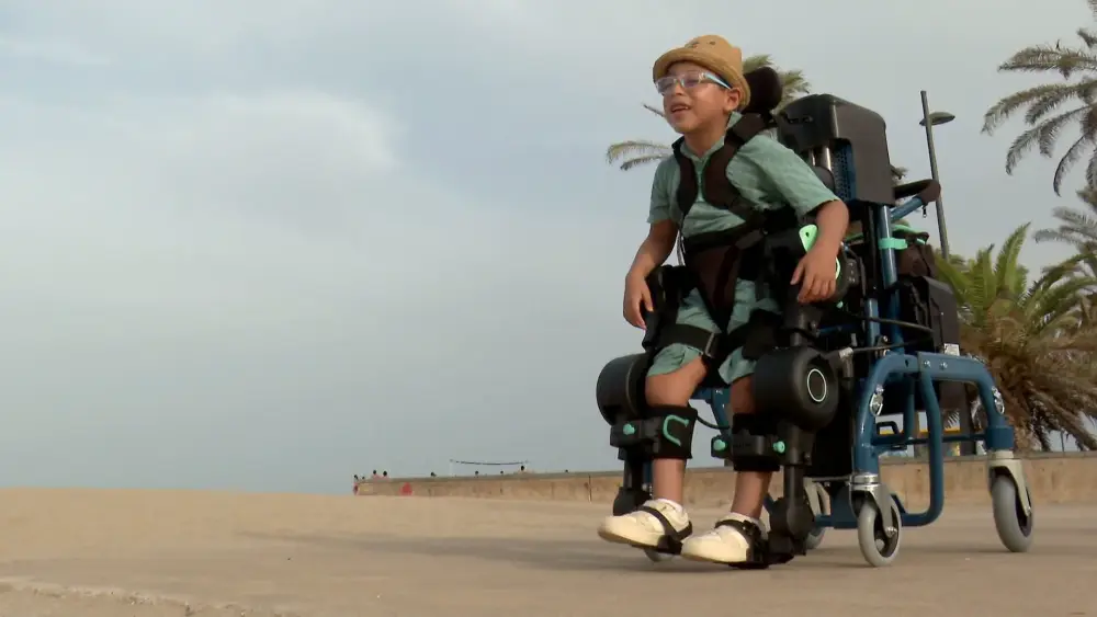 Un exoesqueleto infantil de uso diario revoluciona la calidad de vida de menores con discapacidad motora