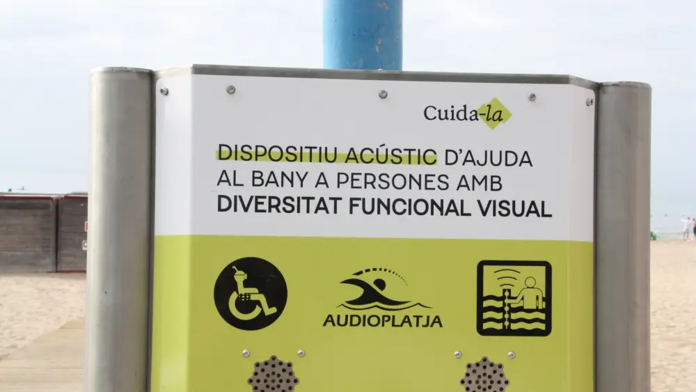 El mar a ciegas ya es posible en Tarragona: la tecnología que guía a los bañistas con discapacidad visual