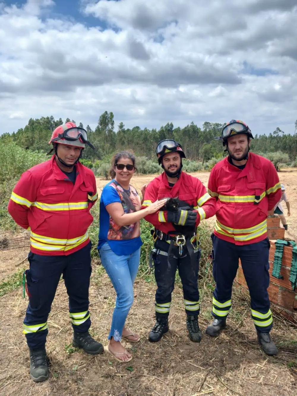 Gato desaparecido há vários dias é salvo pelos Bombeiros de Brasfemes e regressa para os braços da família