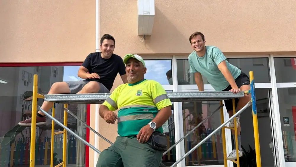 Jovens “utilizam” as férias para mudar a imagem desta Junta de Freguesia da Figueira da Foz