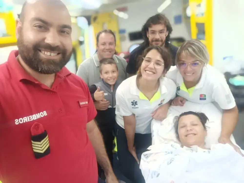 Uma viagem que ficou para a vida: bombeiros fazem parto em plena autoestrada e ajudam bebé a nascer