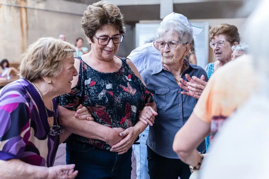 Aos 82 anos, Anita conseguiu que o estado autorizasse happy hours nos lares do Minnesota
