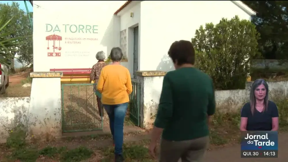 "As carpinteiras da Torre". Três mulheres fazem brinquedos em madeira numa antiga escola