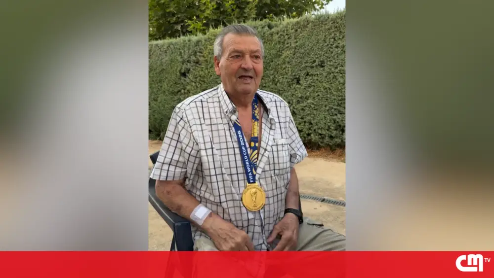 “Missão cumprida”: Pedro Porro cumpre promessa e entrega medalha do Mundial ao avô