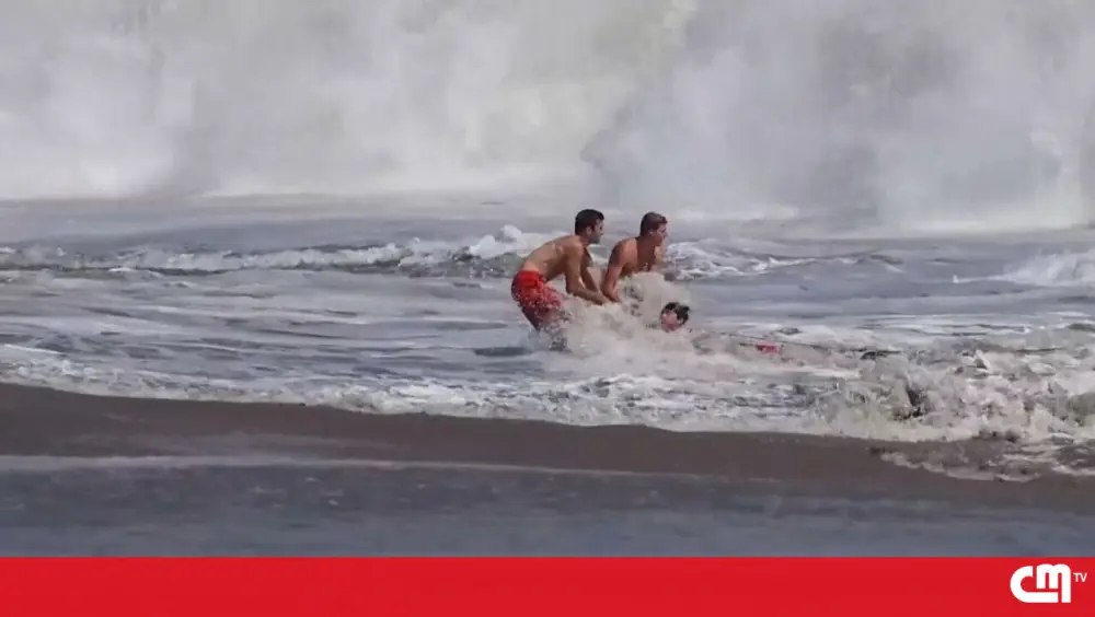 Nadador-salvador de 16 anos salva criança arrastada por forte ondulação em praia da Califórnia