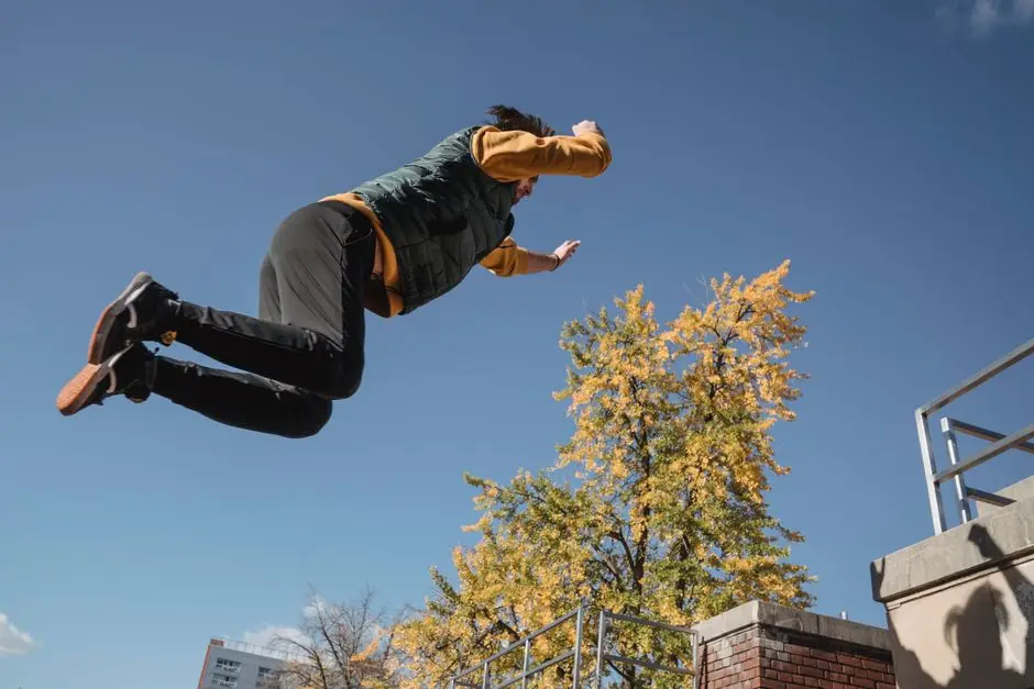 As aulas de parkour que ensinam velhotes a cair são um sucesso nas redes sociais